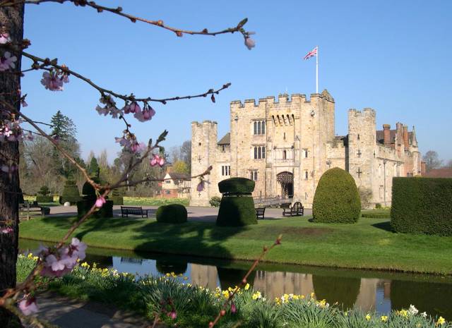Hever Castle Exterior.jpg
